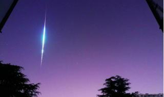 天空出现不明物体 天空出现不明物体